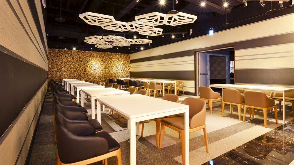 Airline Inn Green Park Way Taichung Buitenkant foto